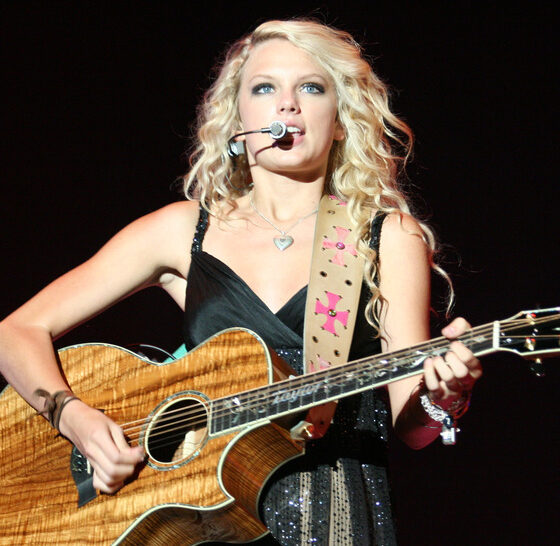 Taylor Swift performing live in 2007