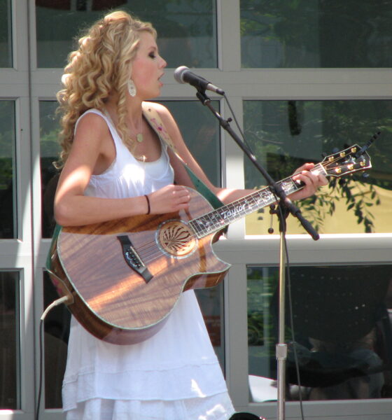 Taylor Swift performing in 2007