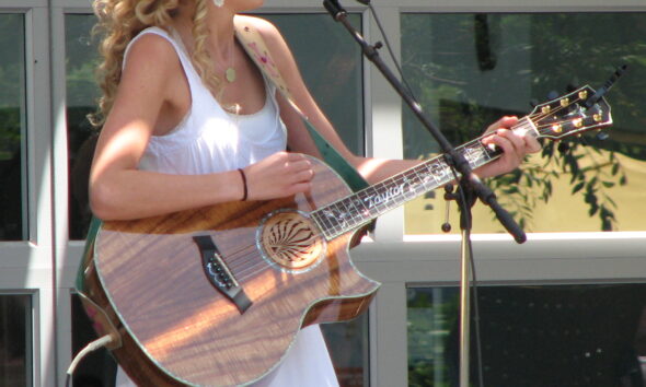 Taylor Swift performing in 2007