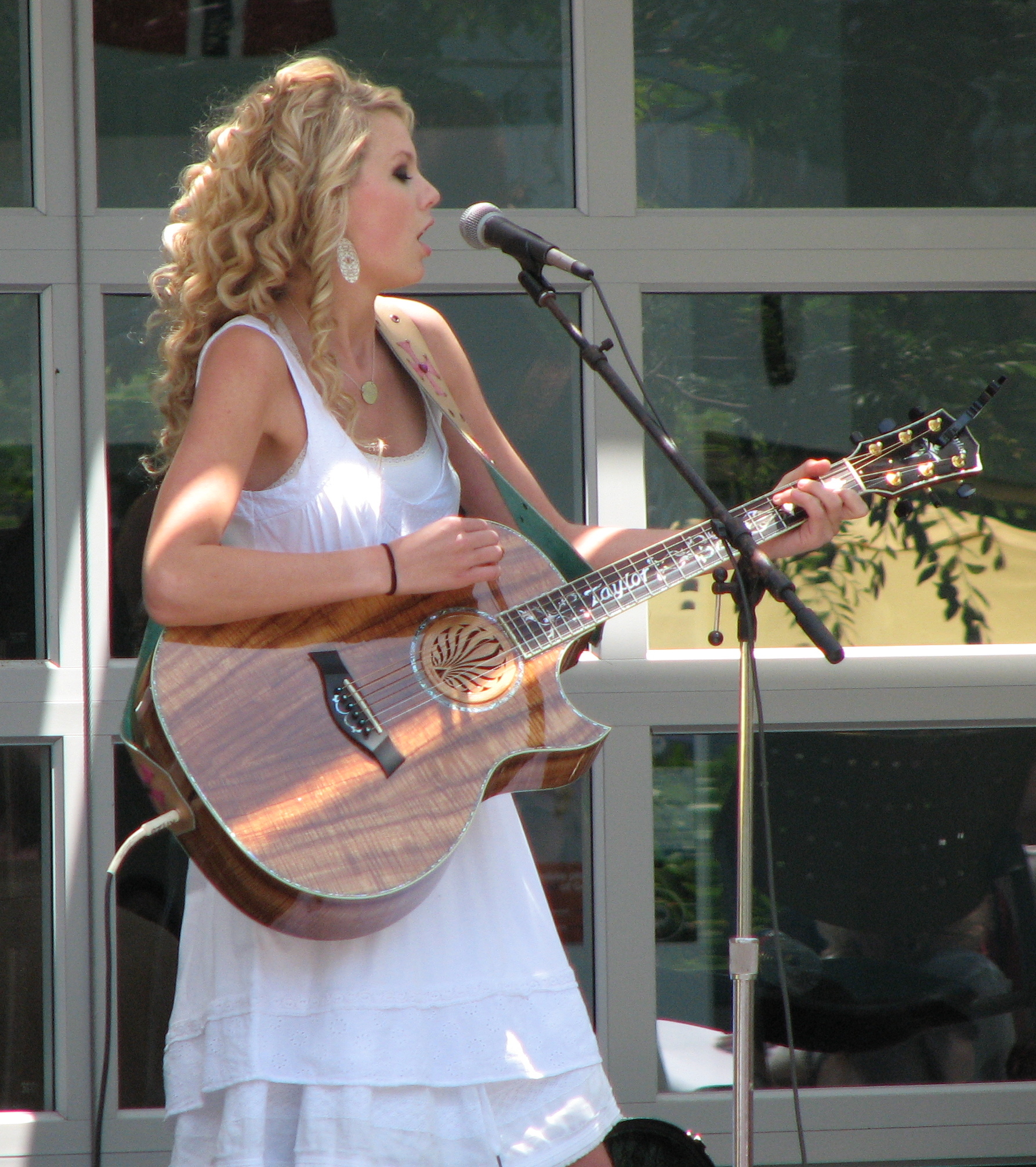 Taylor Swift performing in 2007