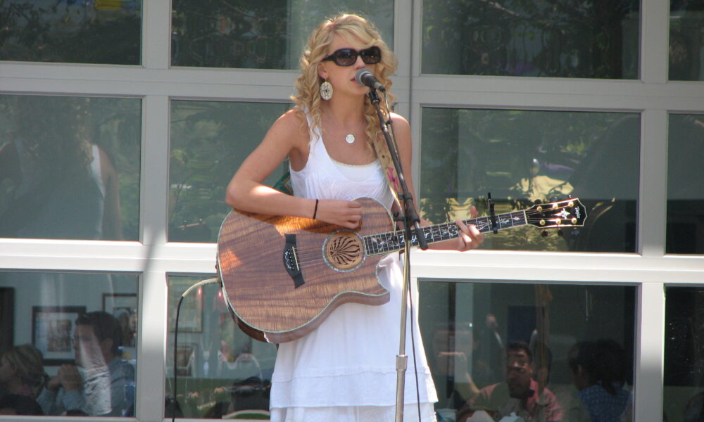 Taylor Swift performs at Yahoo headquarters, May 2007