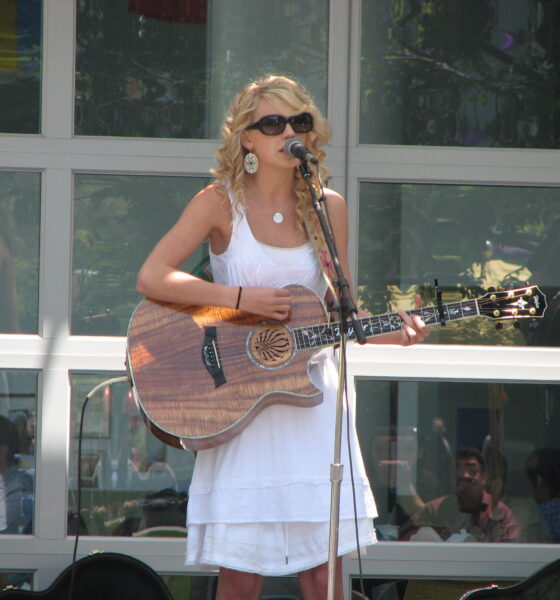 Taylor Swift performs at Yahoo headquarters, May 2007