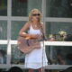 Taylor Swift performs at Yahoo headquarters, May 2007