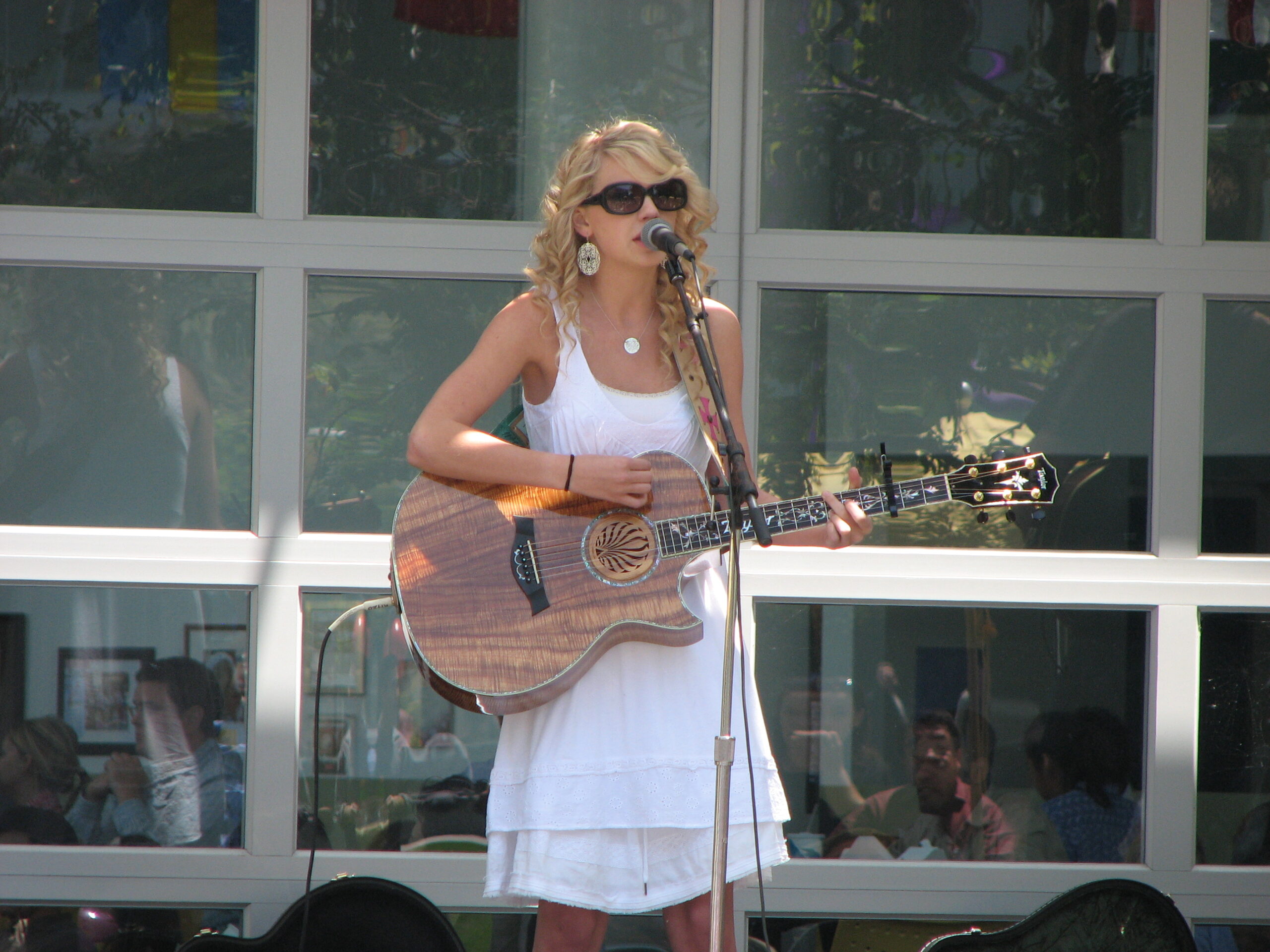 Taylor Swift performs at Yahoo headquarters, May 2007