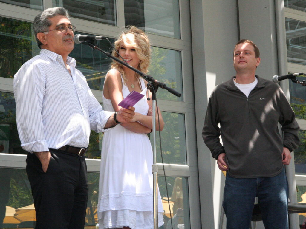 Taylor Swift with Yahoo CEO Terry Semel and co-founder David Filo in Sunnyvale, California, in May 2007.